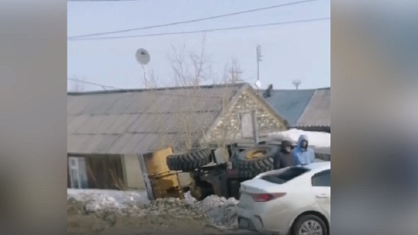 В ямальском посёлке водитель спецтехники устроил пьяное ДТП с пострадавшим. ВИДЕО