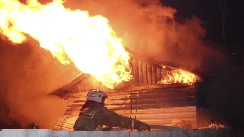 В Лабытнанги сгорел частный жилой дом