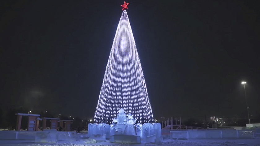 Жители Сургута зажгли новогодние огни на главной городской ели 