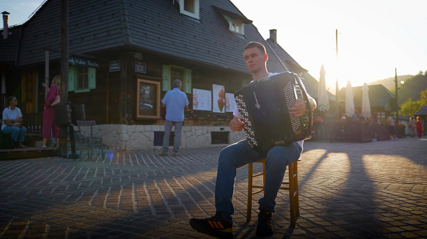 Серебряную матрёшку привезёт из Сербии в Россию баянист Иван Колтунов