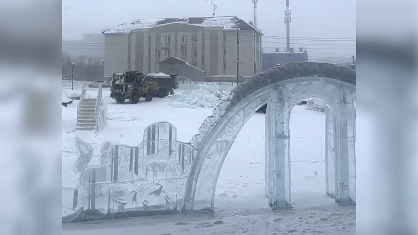 В Салехарде сносят ледовые городки