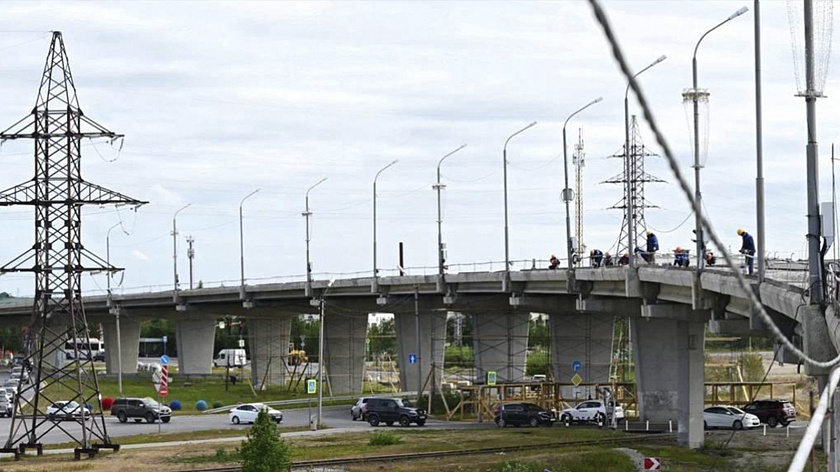 В Новом Уренгое после ремонта открыли движение по путепроводу «виадук»