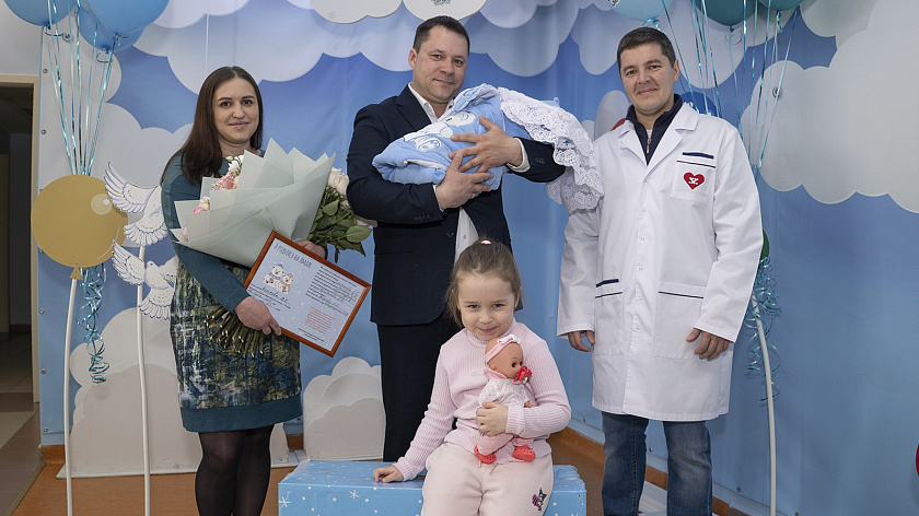 Семья из Салехарда получила юбилейную коробку «Малышу Ямала»