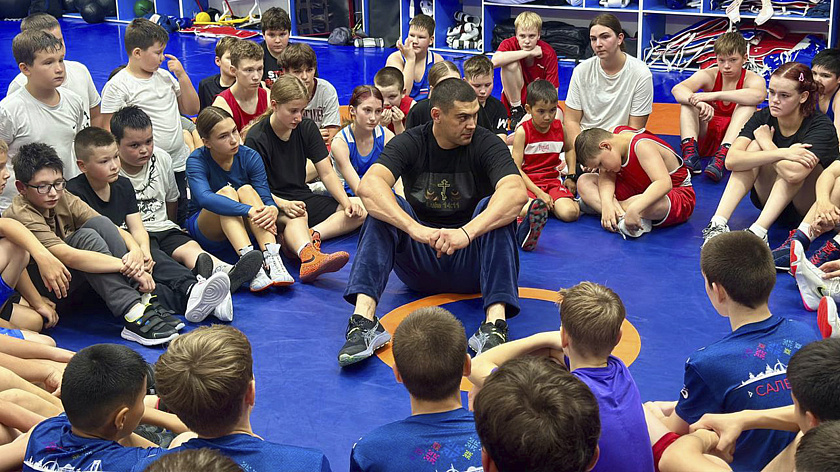 Олимпийский чемпион Евгений Тищенко провел мастер-класс юным салехардским боксерам