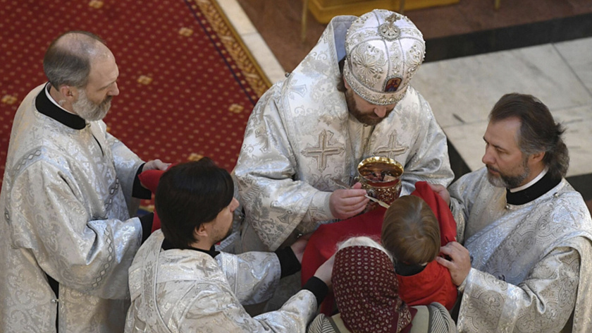 Священник рассказал, как россиянам нужно готовиться к причастию