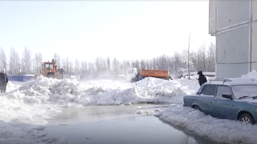 Коммунальная авария в Ноябрьске — вода залила дворы и подвалы