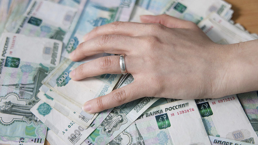 В Екатеринбурге суд взыскал с экс-сотрудницы полиции крупную сумму в пользу государства 