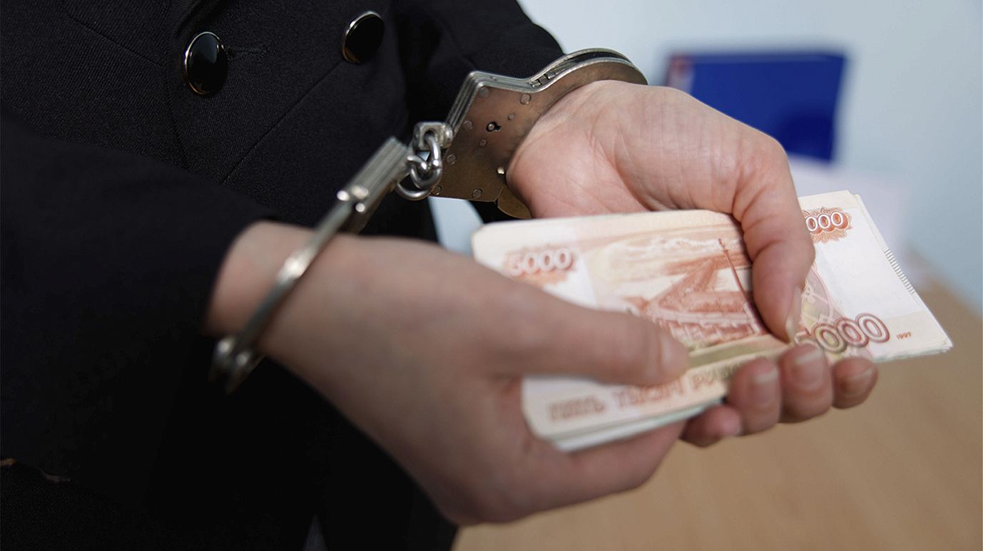 Директор и главный инженер аэропорта в Ноябрьске стали фигурантами коррупционного дела