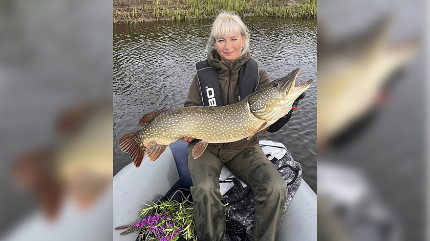 Жители Югры обвинили местную любительницу рыбалки в использовании фотошопа