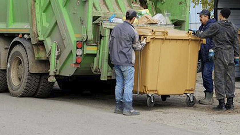 В Новом Уренгое бригаде мусоровоза пришлось вручную перетаскивать 250-килограммовые баки