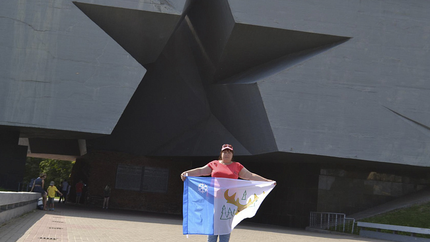 Фото: ВКонтакте | Флаг Лабытнанги шагает по планете