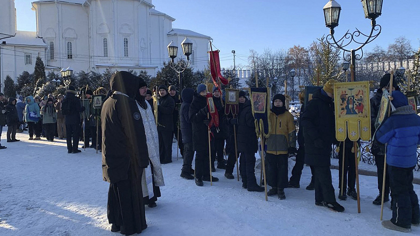 Около тысячи ноябрьцев приняли участие в крестном ходе в честь Казанской иконы Божией Матери