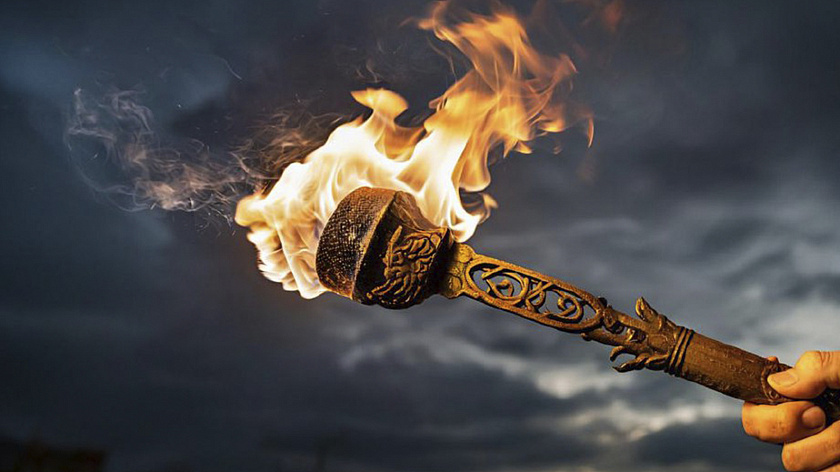 В Петербурге в честь Дня флага зажгут Факелы Ростральных колонн