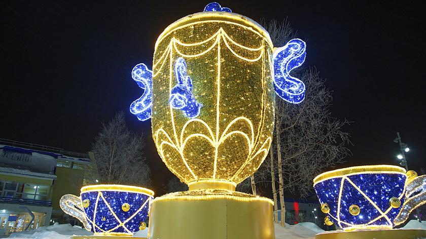 В Петербурге новогодние украшения на Дворцовой площади демонтируют не ранее 15 января