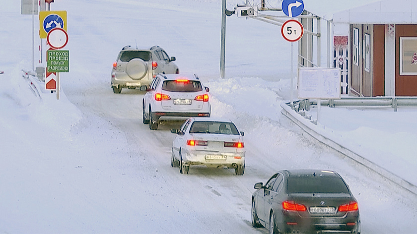 Ямальцам пригрозили эвакуацией брошенных на переправе Салехард – Лабытнанги машин