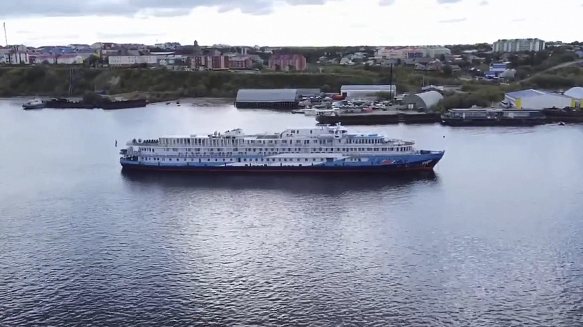 В Аксарке встретили круизный теплоход с туристами со всей России