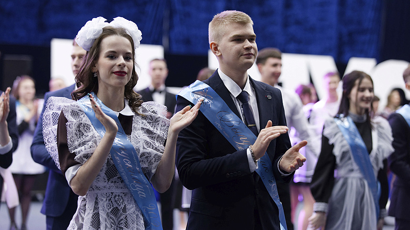 Ноябрьские выпускники попрощались со школой 