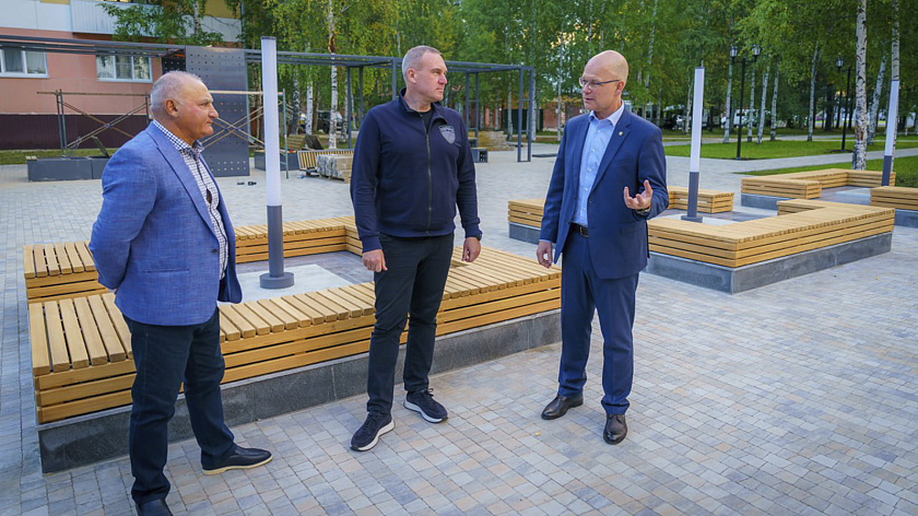 В Урае завершается благоустройство Аллеи Мира