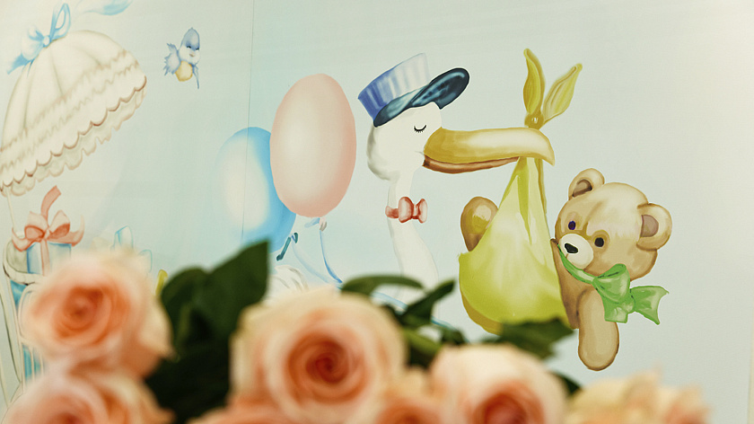 В Екатеринбурге стены женской консультации украсили картинами ручной работы