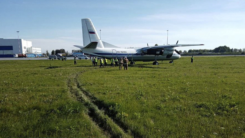 В аэропорту Тюмени самолёт Ан-24 при взлёте выкатился на полосу безопасности
