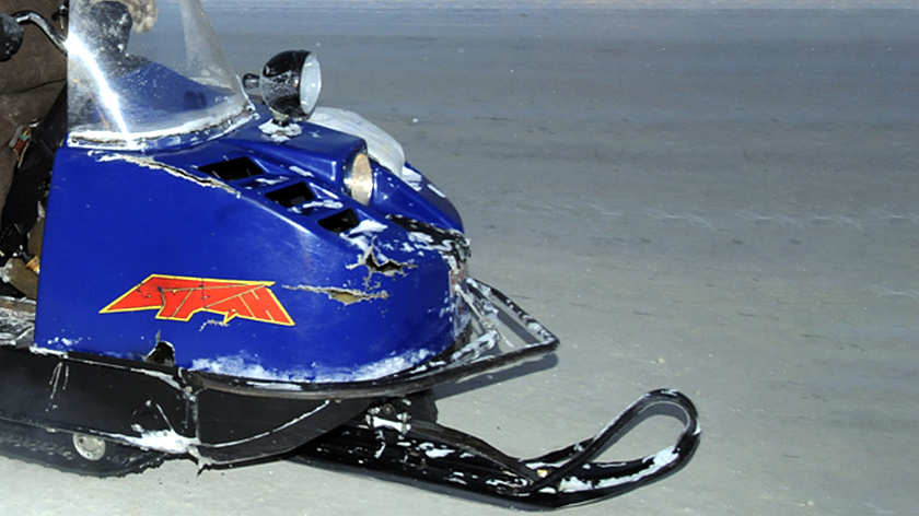 Водитель снегохода сбил трёх человек на озере Янтарном в Надыме
