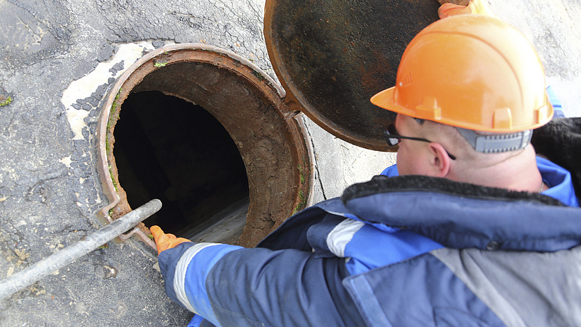 Лабытнангские коммунальщики обнаружили в канализации сапоги