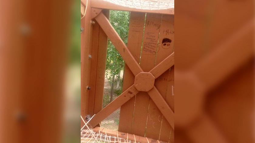 Вандалы испортили верёвочный городок в Ноябрьск-парке