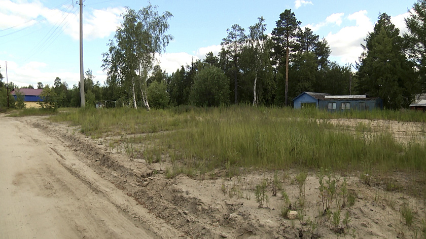 Надымчане жалуются на запущенный участок с чумом, портящий вид под окнами домов