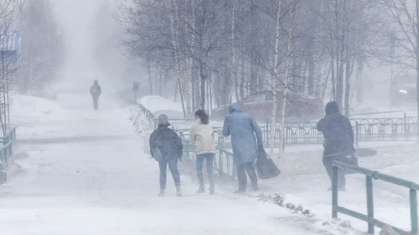 Ноябрьских водителей призвали быть осторожнее на дорогах из-за непогоды