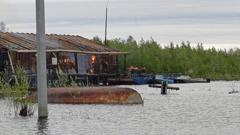 В Тольке ликвидировали задымление на старом складе, окруженном водой