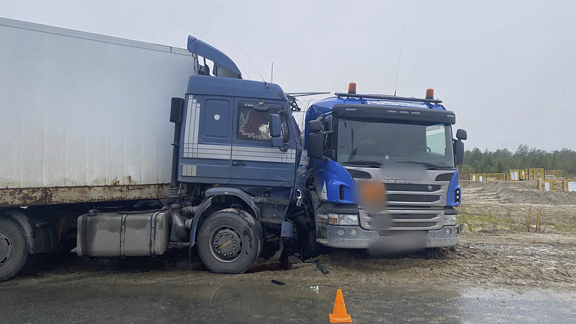 Водитель Scania попал в больницу при столкновении с большегрузом на ямальской трассе