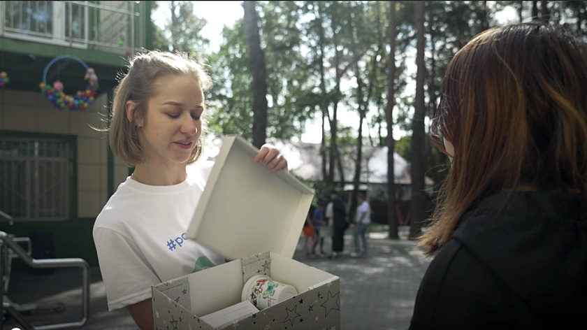 Наборы радости: волонтёры «Газпромнефть-Заполярья» подарили детям необычные арт-боксы