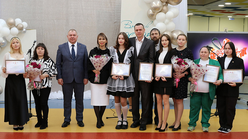 Талантливые школьники получили по 15 тысяч от главы Красноселькупского района