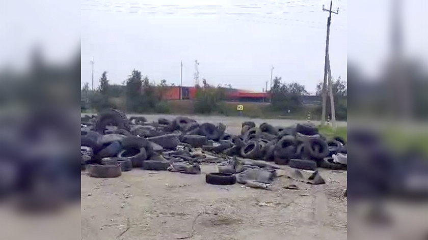 В Новом Уренгое случился транспортный коллапс из-за кучи старых покрышек