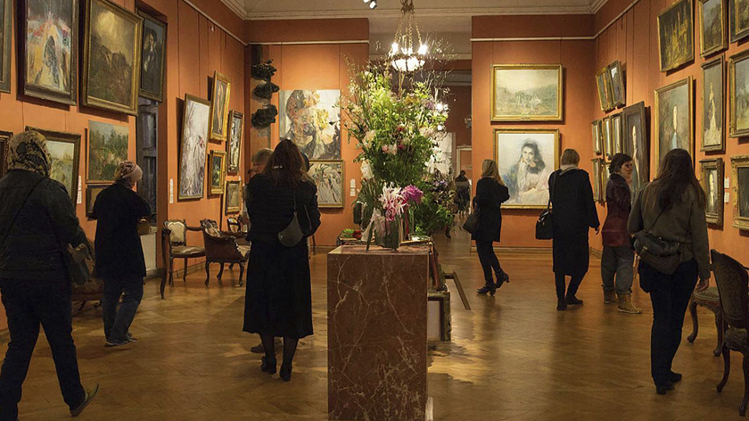 «У тишины есть цвет»: в Лабытнанги открылась выставка салехардской художницы 