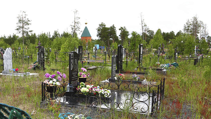 В Тарко-Сале начали дезинфекцию кладбища после паводка