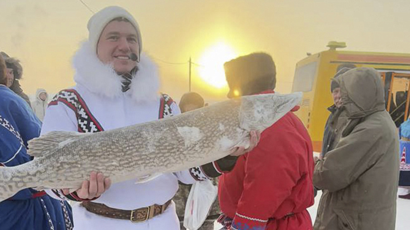Мастера приготовления строганины поборются за звание лучшего на Дне оленевода в Аксарке