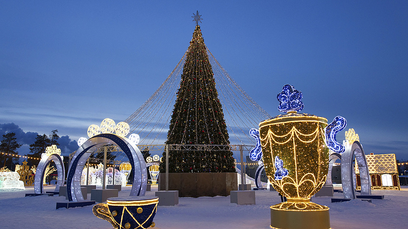 В Надымском районе зажгли 12 новогодних ёлок