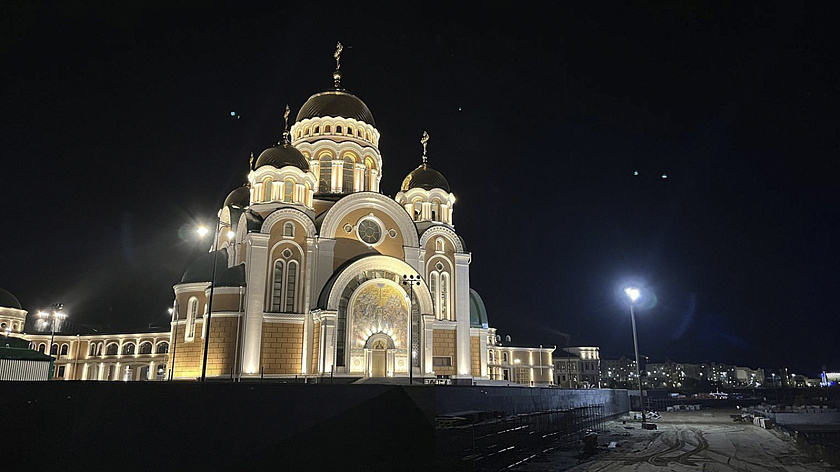 Сотни салехардцев встретили Рождество в городских храмах