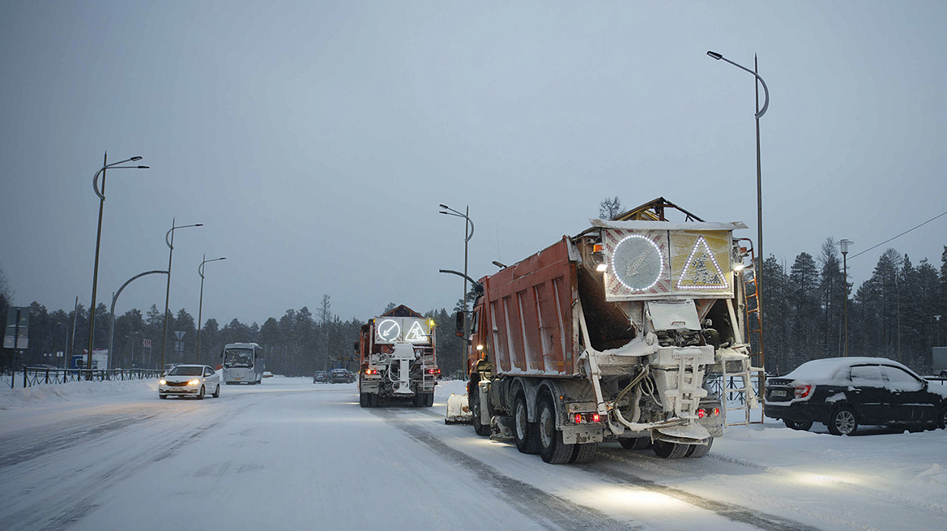 Региональные власти взяли на контроль качество уборки дорог от снега на Ямале
