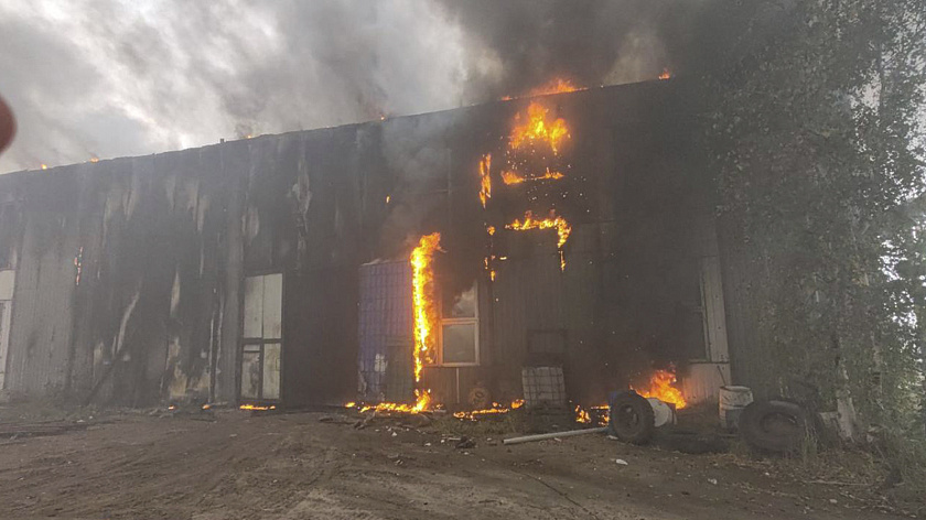 В Нижневартовском районе полностью ликвидировали пожар в гаражном боксе