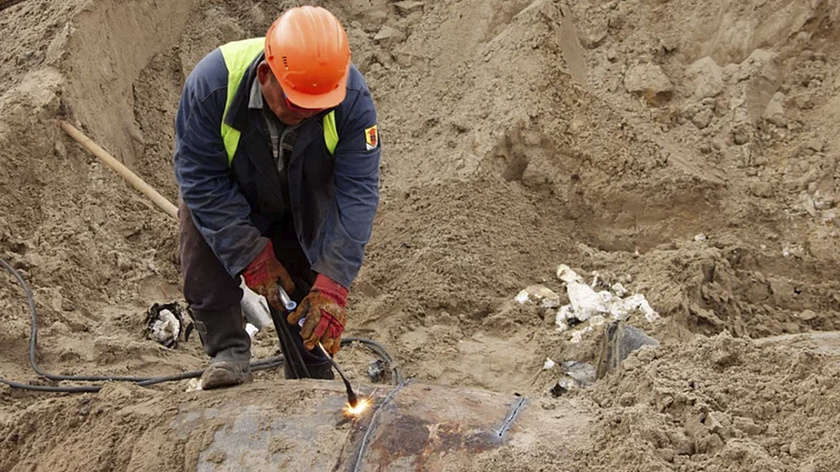 В Салехарде из-за прорыва трубы без тепла остались 10 жилых домов