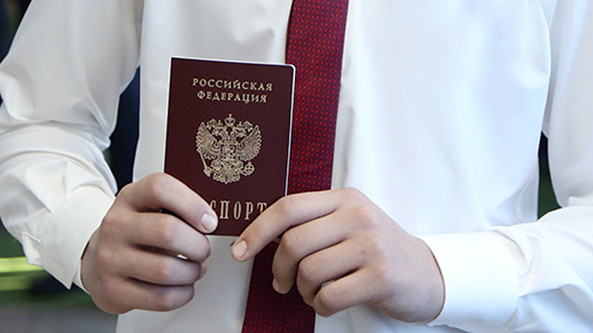 В Лабытнанги 19 школьников получили свои первые паспорта