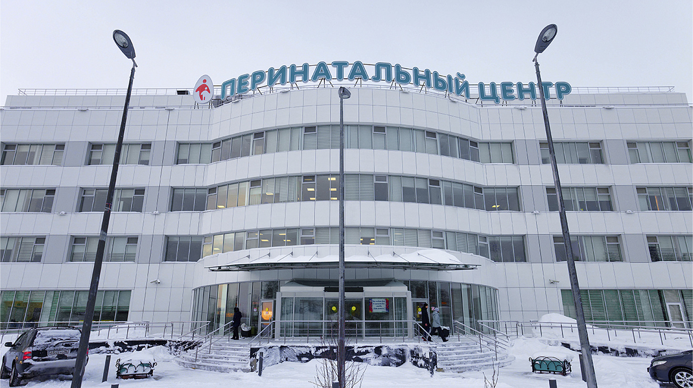 В Ноябрьске 23 февраля новорождённых выписывают в голубых беретах и тельняшках