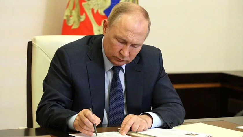 Путин отметил высокими наградами внесших вклад в развитие городов-юбиляров ямальцев