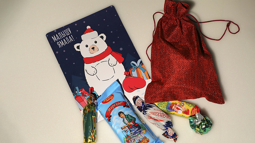 Авиакомпания «Ямал» раздала маленьким пассажирам более 4200 новогодних подарков