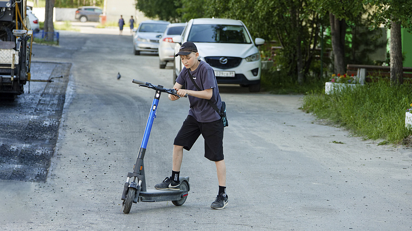 В России предложили ввести обучение и проверку для езды на электросамокатах