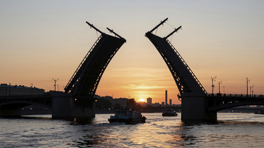 Большой Смоленский мост в Петербурге впервые развели перед навигацией