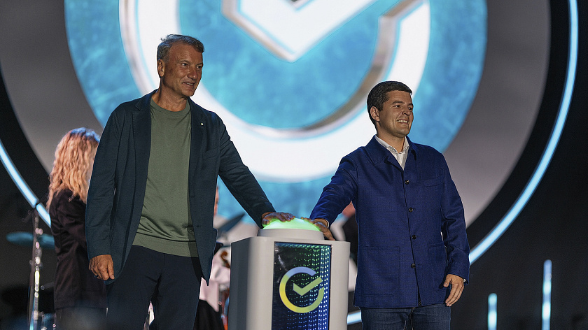  Первый светомузыкальный фонтан из 169 струй открыли в Новом Уренгой