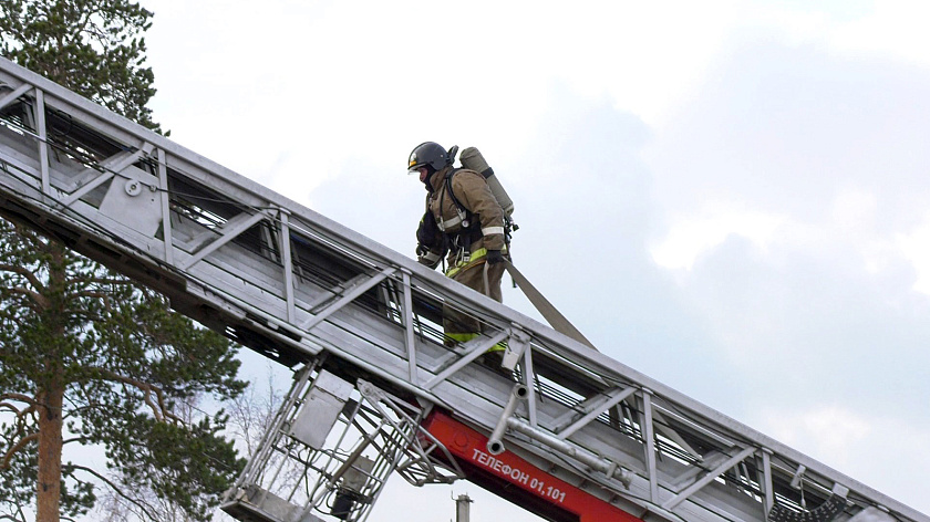 В Гыде пожарные спасли из полыхающего дома трёх человек